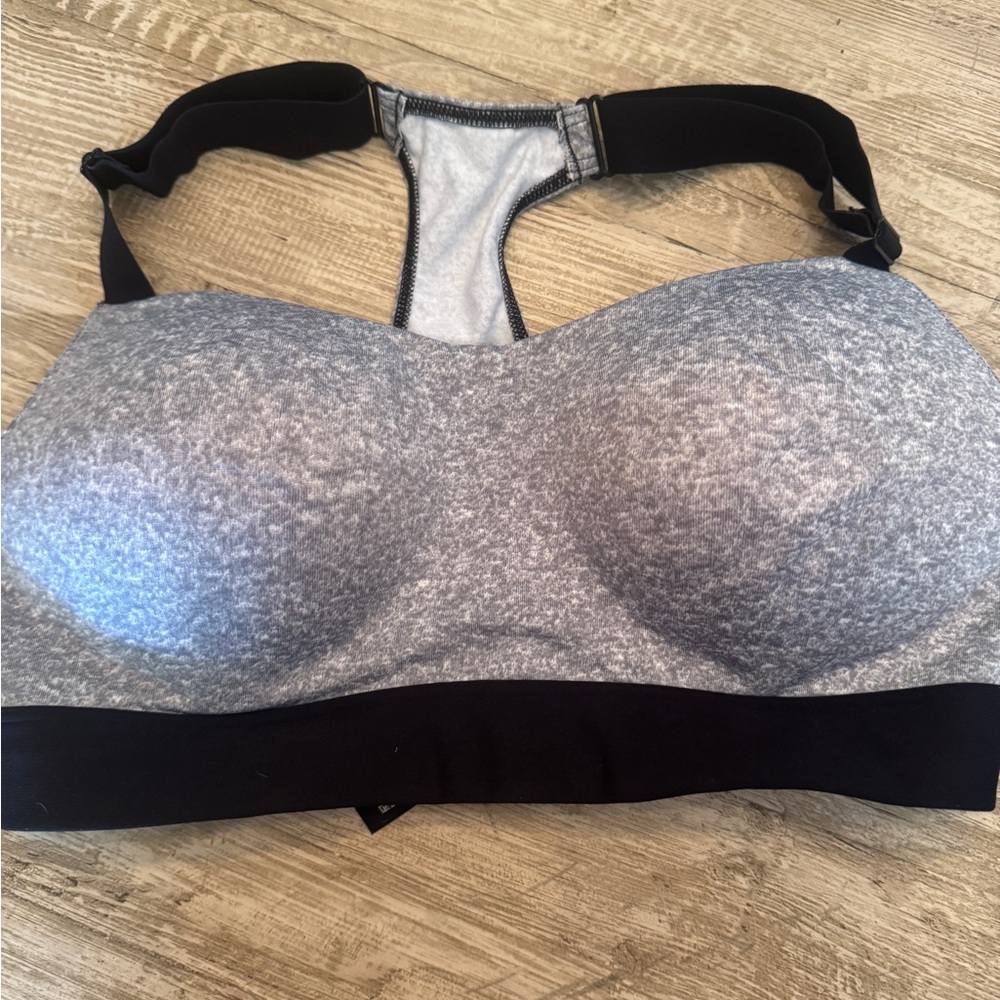 Pink Sports Bra Brand new with tags
Victoria Secret